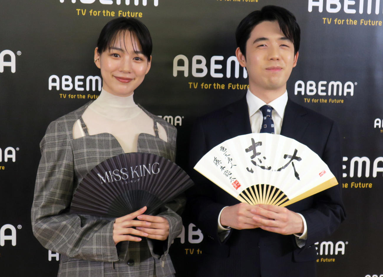 ABEMAオリジナル特別対局「のんVS藤井聡太竜王・名人　年末指し納め対談」を行ったのん(左)と藤井聡太竜王・名人