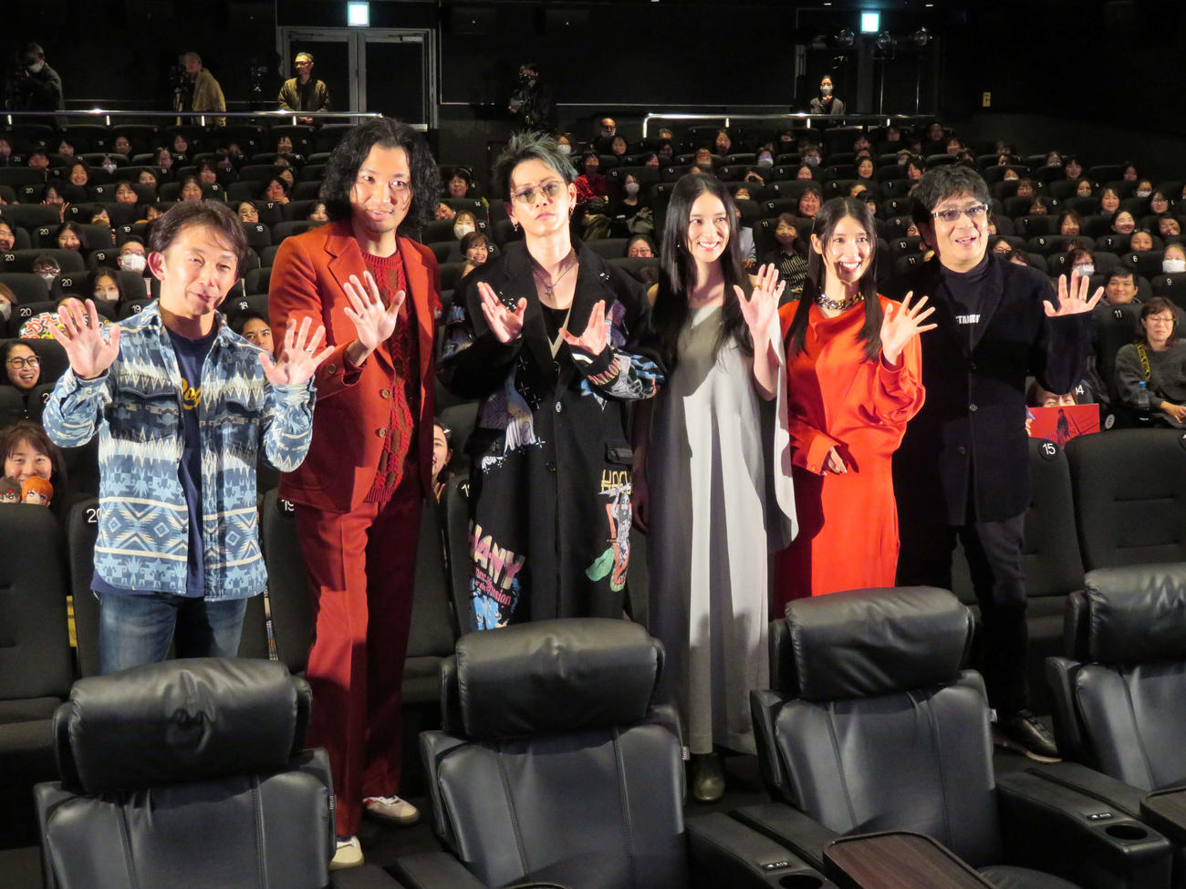 ワーナー・ブラザース映画ファンフェスティバル・グランドフィナーレ「るろうに剣心」上映前舞台あいさつに登壇した、左から谷垣健治氏、青木崇高、佐藤健、武井咲、土屋太鳳、大友啓史監督（撮影・村上幸将）