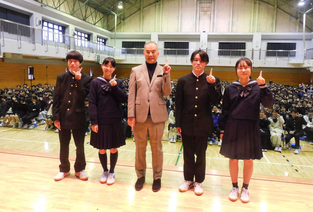 東京・都立駒場高校で特別授業を行った、元宇宙飛行士の野口聡一氏（中央）（撮影・寺本吏輝）