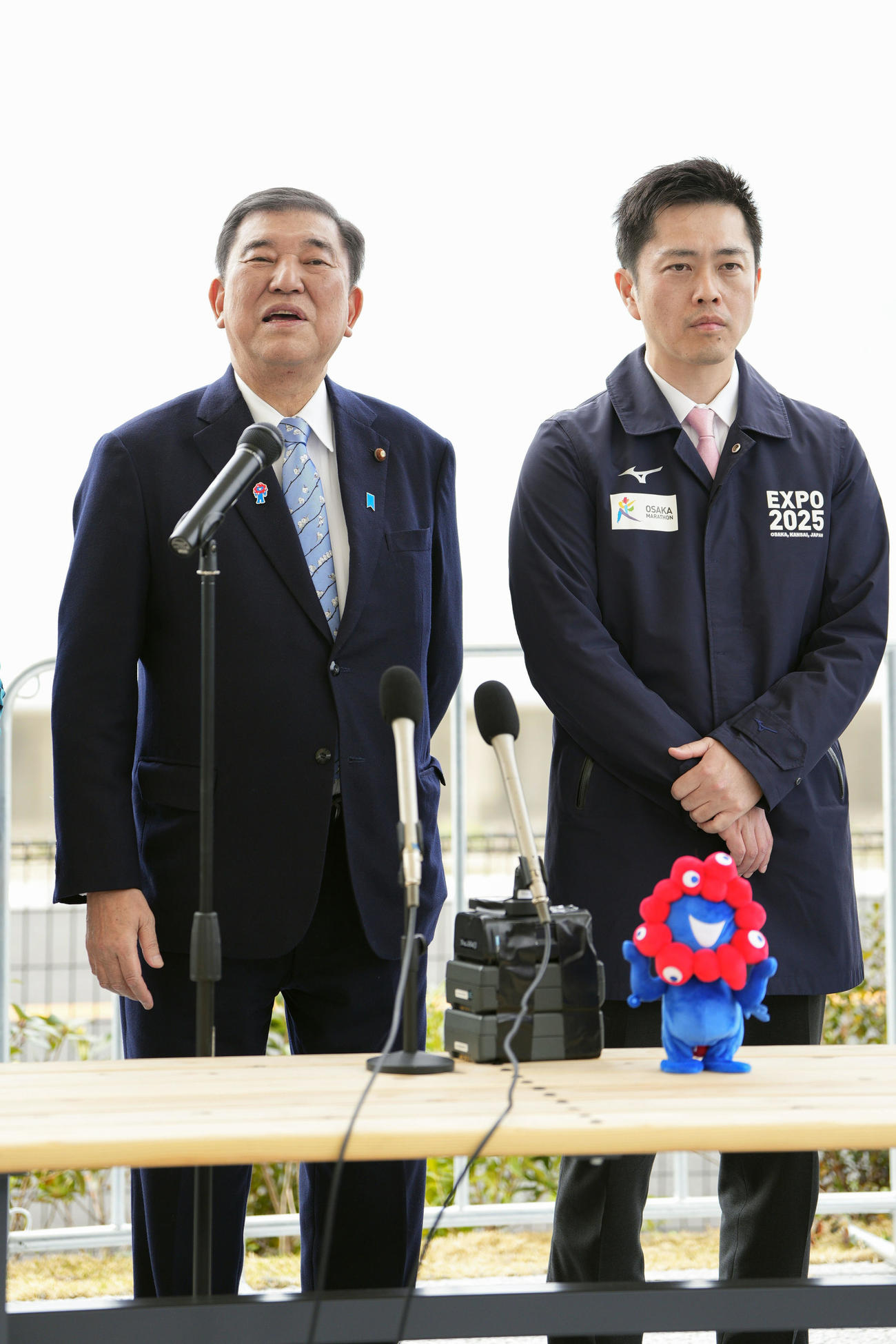 「未来の都市」パビリオン内で取材に応じる石破茂首相。右は吉村洋文大阪府知事＝2025年4月5日（代表撮影）