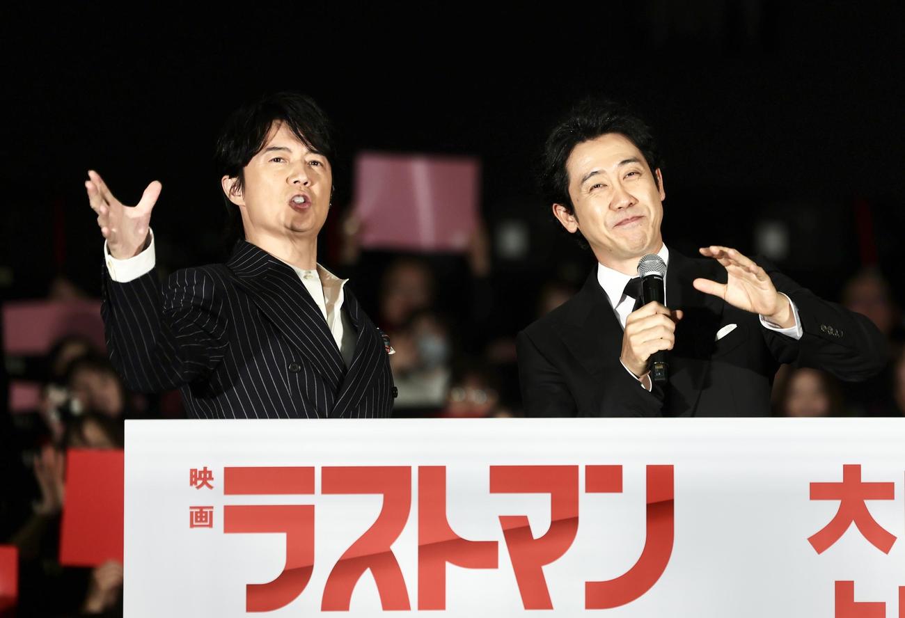 カメラに向かいポーズを決める福山雅治（左）と大泉洋（撮影・河田真司）