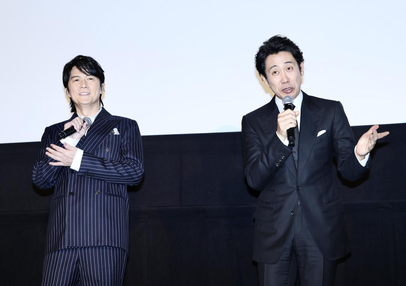 あいさつする福山雅治（左）と大泉洋（撮影・河田真司）