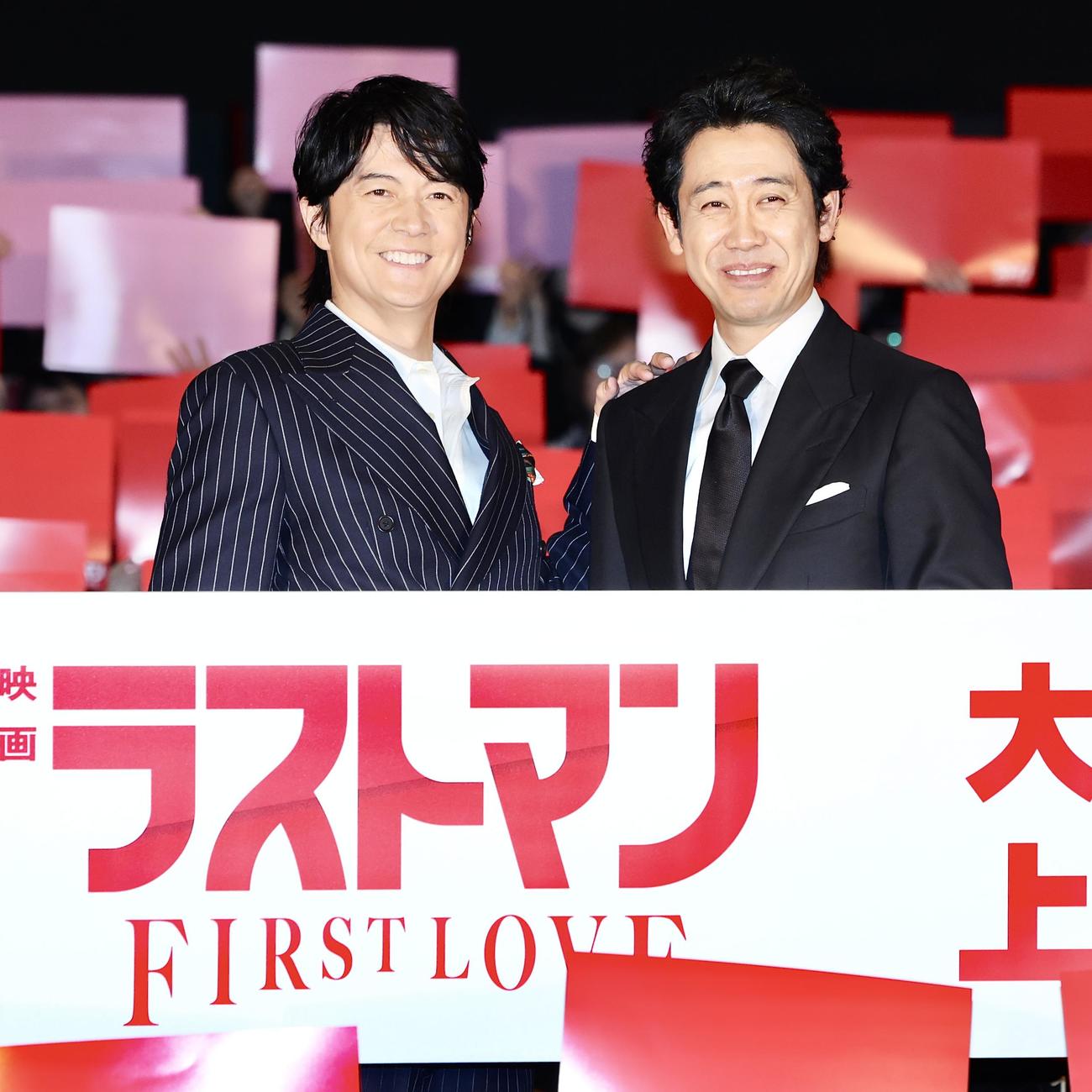 カメラに向かいポーズを決める福山雅治（左）と大泉洋（撮影・河田真司）