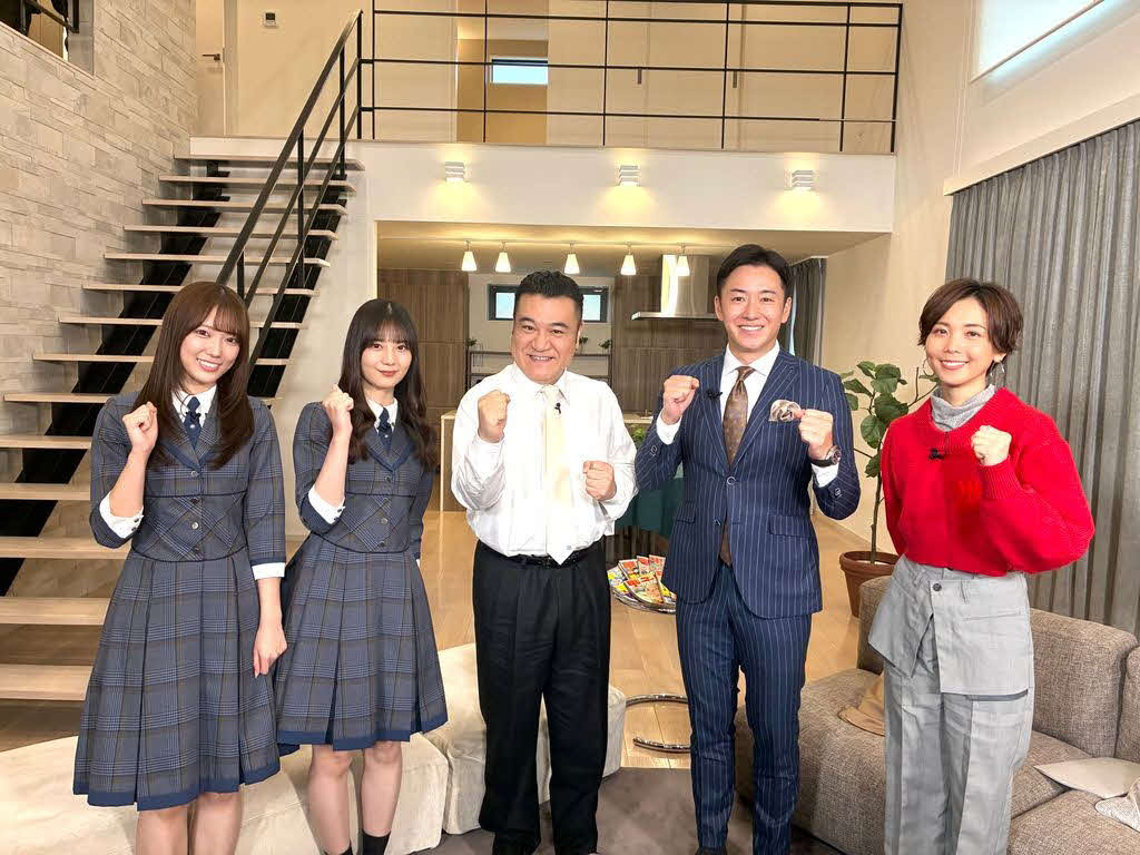 「熱闘甲子園　年末スペシャル」に出演する、左から、日向坂46清水理央、小坂菜緒、アンタッチャブル山崎弘也、斎藤佑樹氏、ヒロド歩美アナウンサー