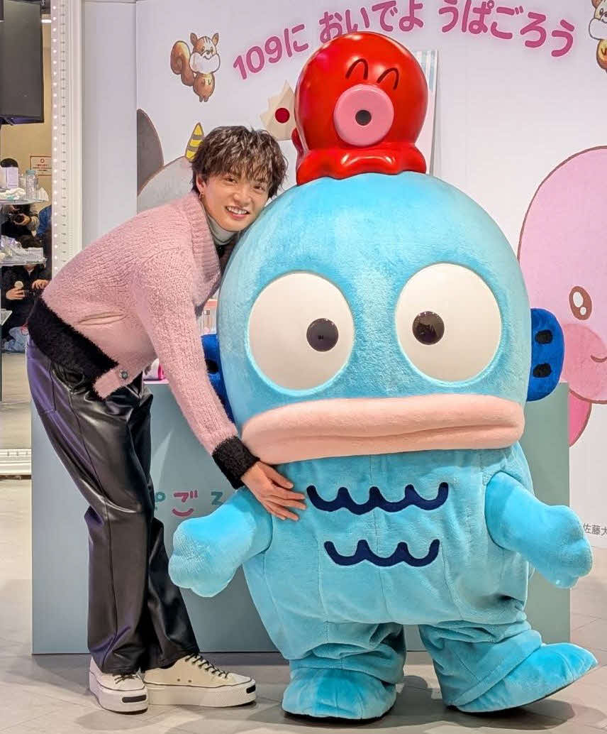 うぱごろうとハンギョドンのポップアップストアオープニングイベントに出席した佐藤大樹（左）とハンギョドン（C）2025 SANRIO CO．，LTD．APPROVAL NO．L663890