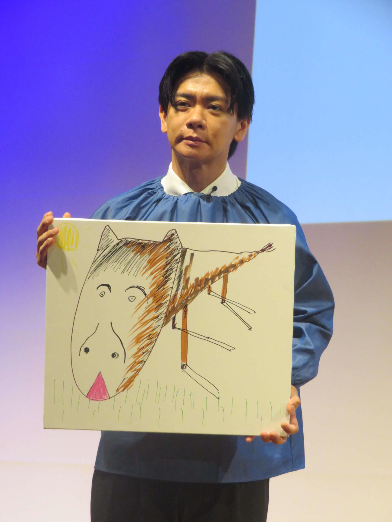 “画伯”として挑戦した作品を披露する野田クリスタル（撮影・川田和博）