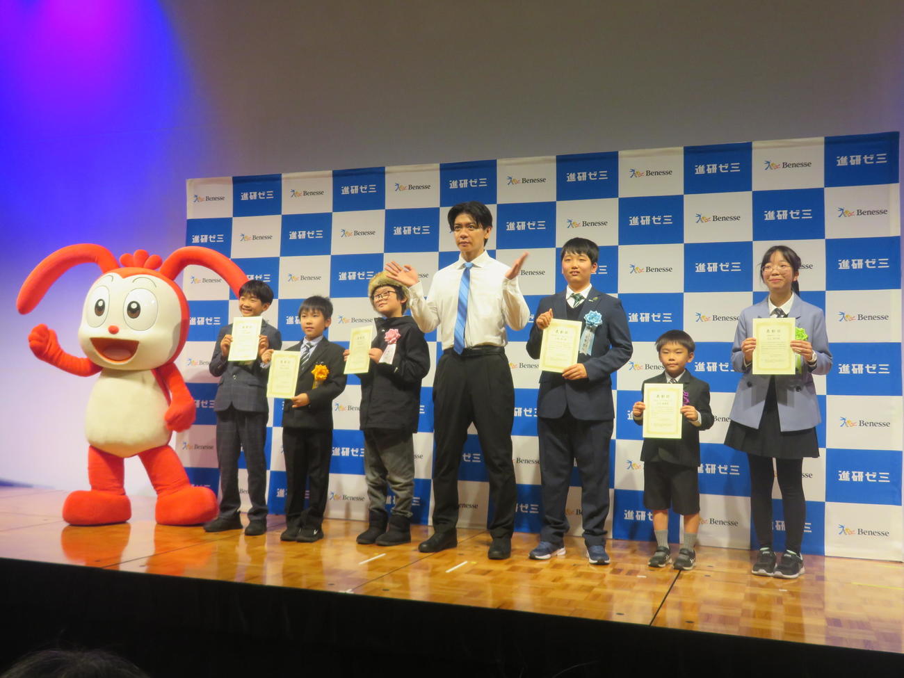 第22回全国小学生「未来」をつくるコンクール表彰式の受賞者たちと野田クリスタル（中央）（撮影・川田和博）