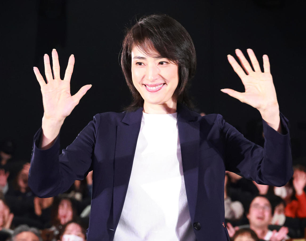劇場版「緊急取調室」初日舞台あいさつに笑顔で入場する天海祐希（撮影・中島郁夫）