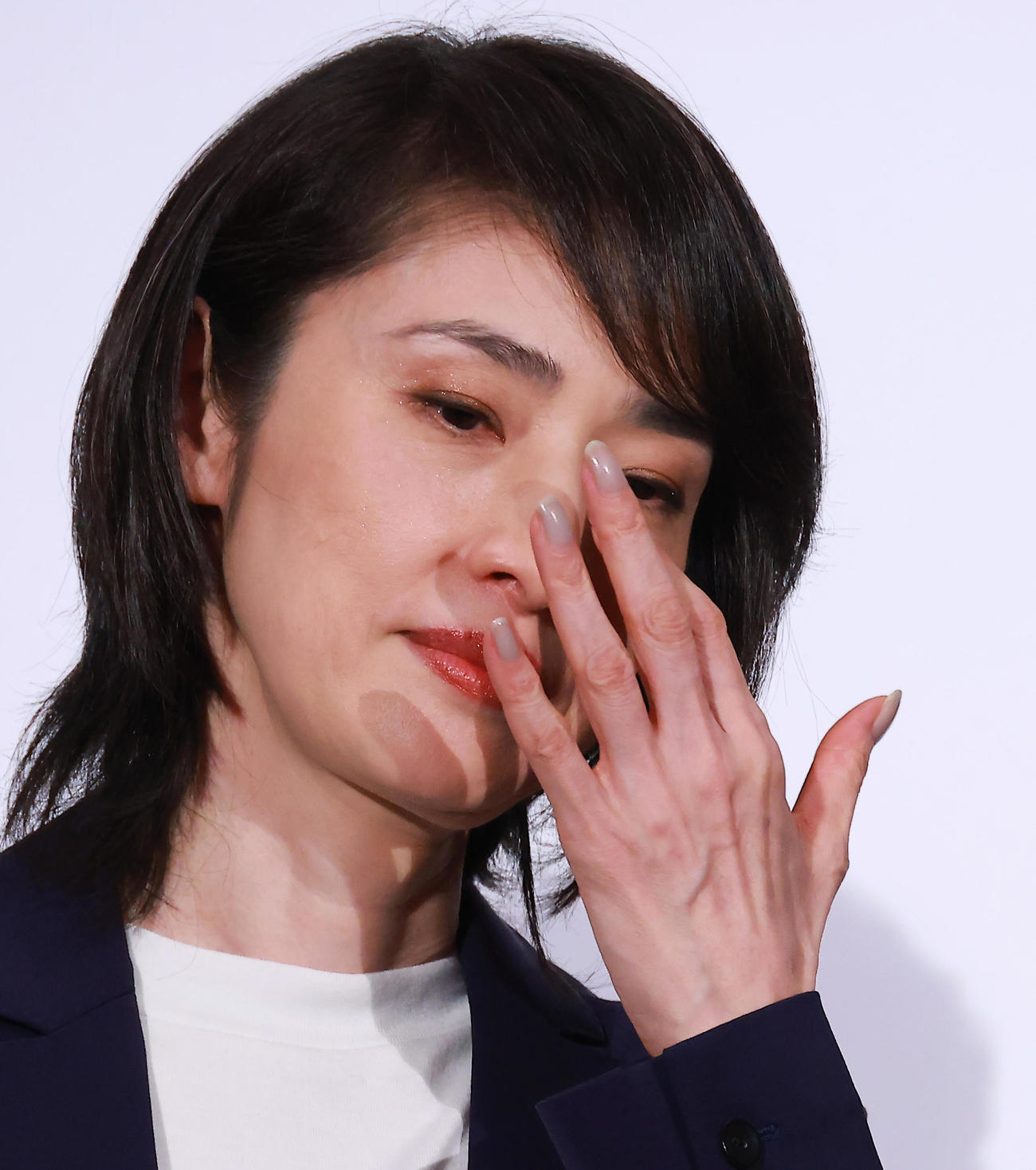 劇場版「緊急取調室」初日舞台あいさつで亡くなった大杉漣さんの話題になり「泣かないと決めている」と話しながらも目頭を押さえる天海祐希（撮影・中島郁夫）
