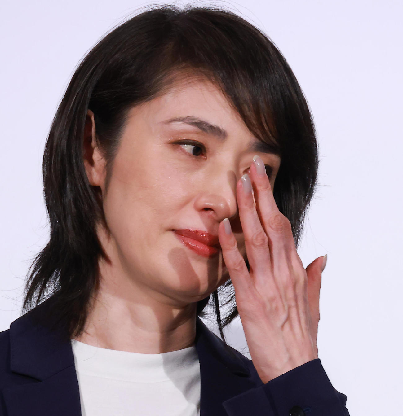 劇場版「緊急取調室」初日舞台あいさつで亡くなった大杉漣さんの話題になり「泣かないと決めている」と話しながらも目頭を押さえる天海祐希（撮影・中島郁夫）