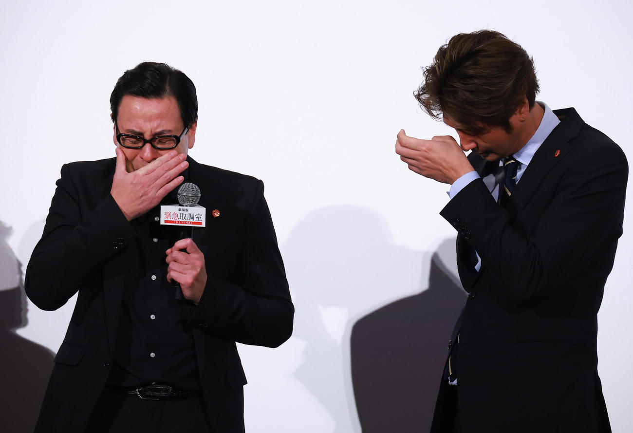 劇場版「緊急取調室」初日舞台あいさつで亡くなった大杉漣さんの話題になり涙を流す鈴木浩介（左）とと速水もこみち（撮影・中島郁夫）