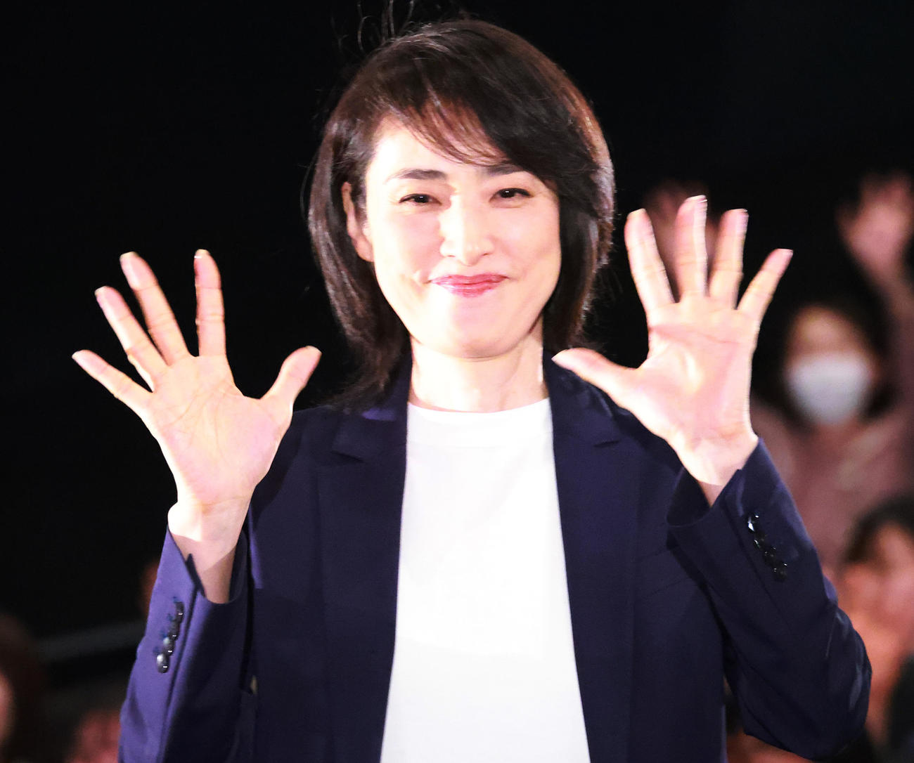 劇場版「緊急取調室」初日舞台あいさつに笑顔で入場する天海祐希（撮影・中島郁夫）