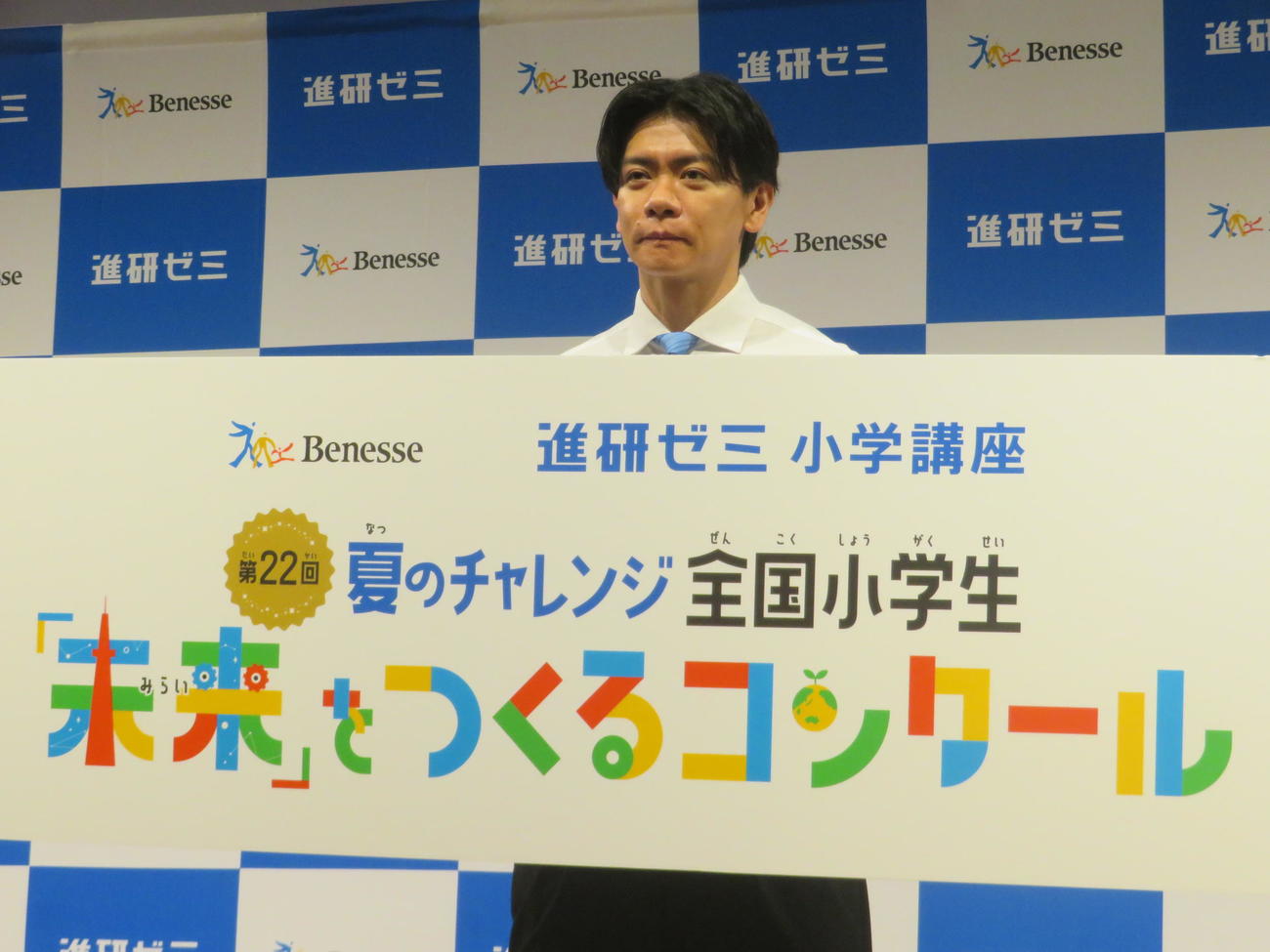 第22回全国小学生「未来」をつくるコンクール表彰式に出席した野田クリスタル（中央）（撮影・川田和博）