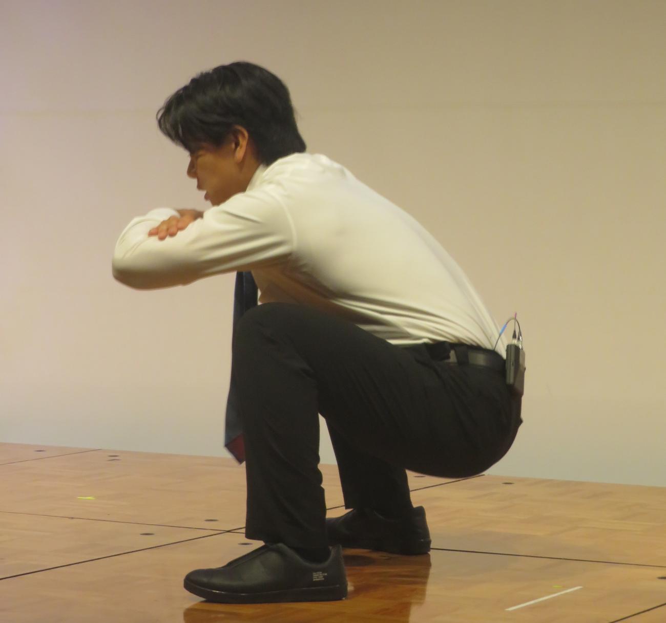 スクワットを披露する野田クリスタル（中央）（撮影・川田和博）