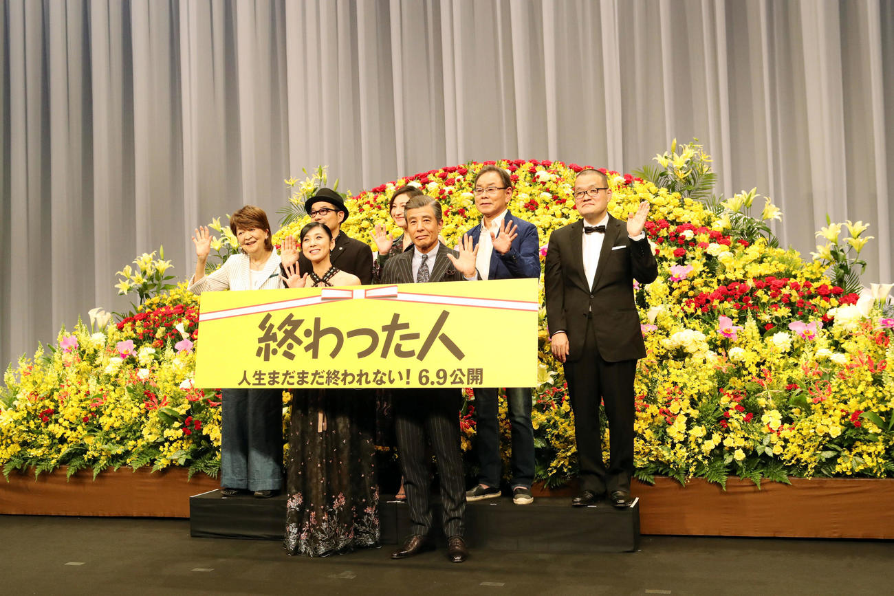 祭壇のようなセットをバックに、映画「終わった人」の完成披露会見で記念撮影をする、前列左から黒木瞳、舘ひろし、後列左から内館牧子さん、田口トモロヲ、広末涼子、ベンガル、中田秀夫監督（2018年5月撮影）