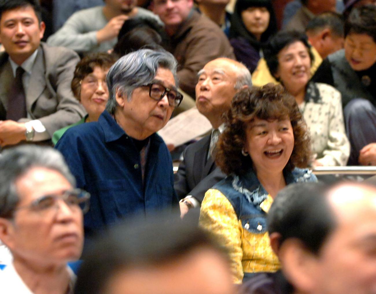 大相撲夏場所初日　朝青龍の土俵入りの手つきをまねる内館牧子（04年5月10日）　右は九重親方（元横綱千代ノ富士）