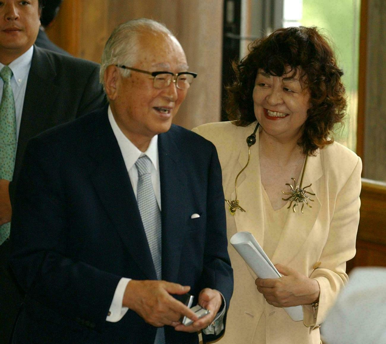 03年9月、横綱審議委員会けいこ総見を終え、内館牧子委員（右）と渡辺恒雄委員は談笑する