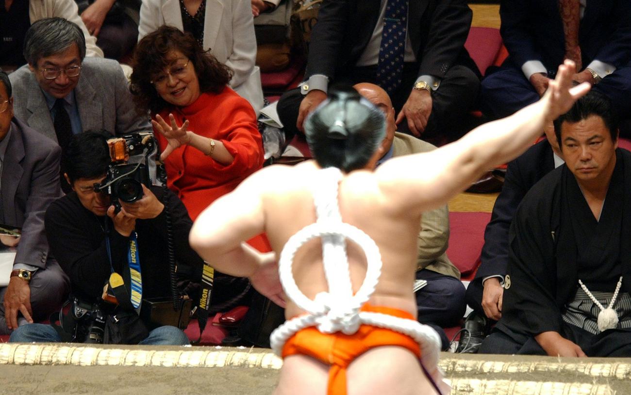 大相撲夏場所初日　朝青龍の土俵入りの手つきをまねる内館牧子（04年5月10日）　右は九重親方（元横綱千代ノ富士）