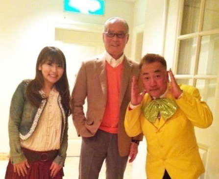 生前の長嶋茂雄さん（中央）とはファミリーで付き合った。長女せんだるか（左）とナハナハポーズのせんだみつお