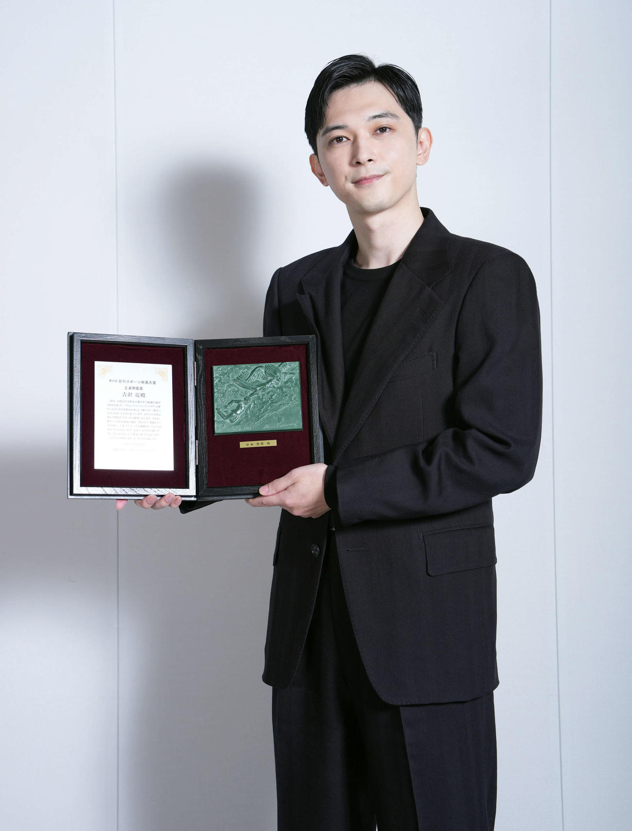 主演男優賞を受賞し盾を手にする吉沢亮（撮影・たえ見朱実）