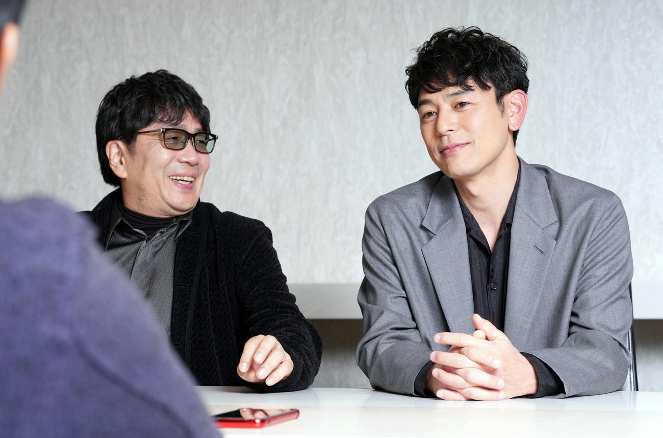 石原裕次郎賞を受賞し心境を語る大友啓史監督（左）妻夫木聡（撮影・たえ見朱実）