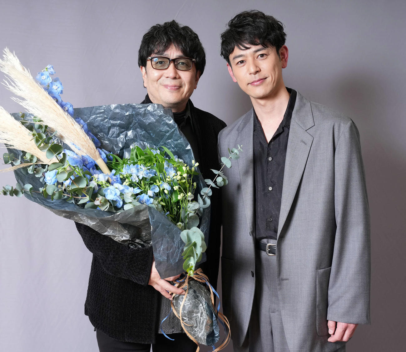 石原裕次郎賞を受賞し笑顔を見せる大友啓史監督（左）と妻夫木聡（撮影・たえ見朱実）