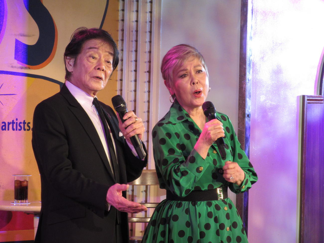 デュエットで魅了する田辺靖雄（左）と九重佑三子