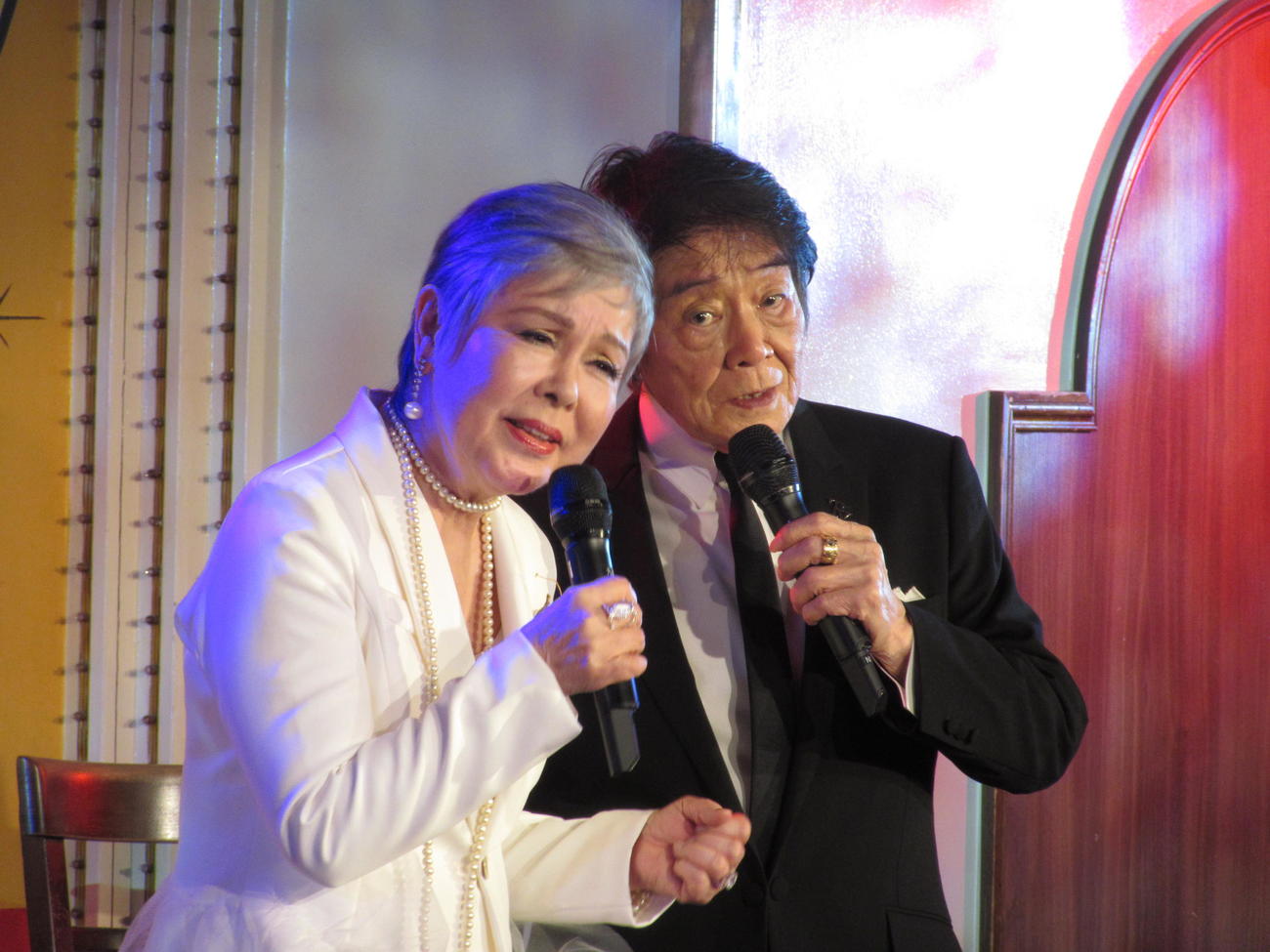 情感豊かに歌う九重佑三子（左）と田辺靖雄
