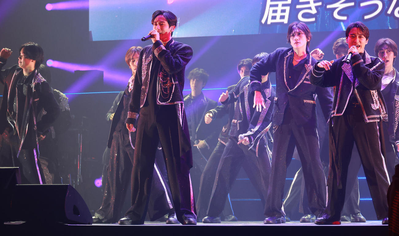ファン感謝祭「HANDSOME LIVE 2025“ZERO”」の公開ゲネプロを行ったアミューズ所属の俳優たち（撮影・中島郁夫）