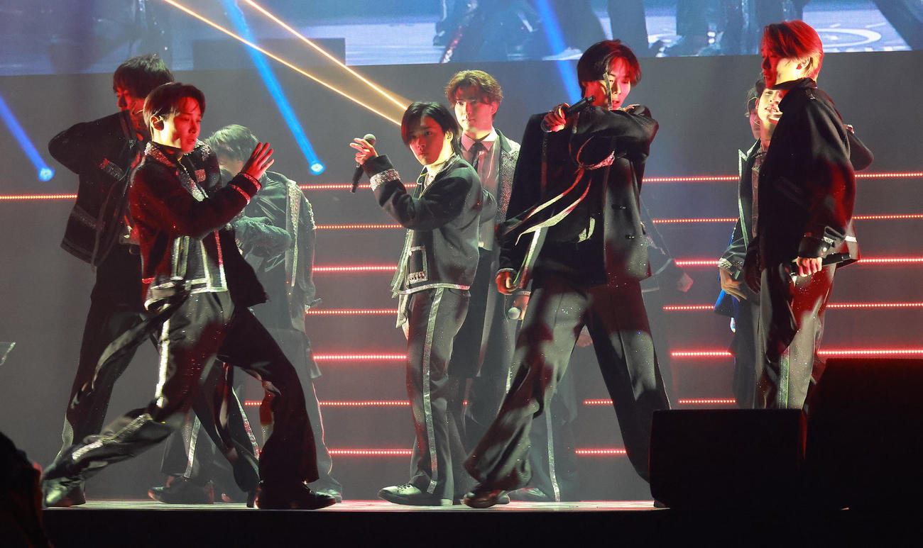 ファン感謝祭「HANDSOME LIVE 2025“ZERO”」の公開ゲネプロを行ったアミューズ所属の俳優たち（撮影・中島郁夫）