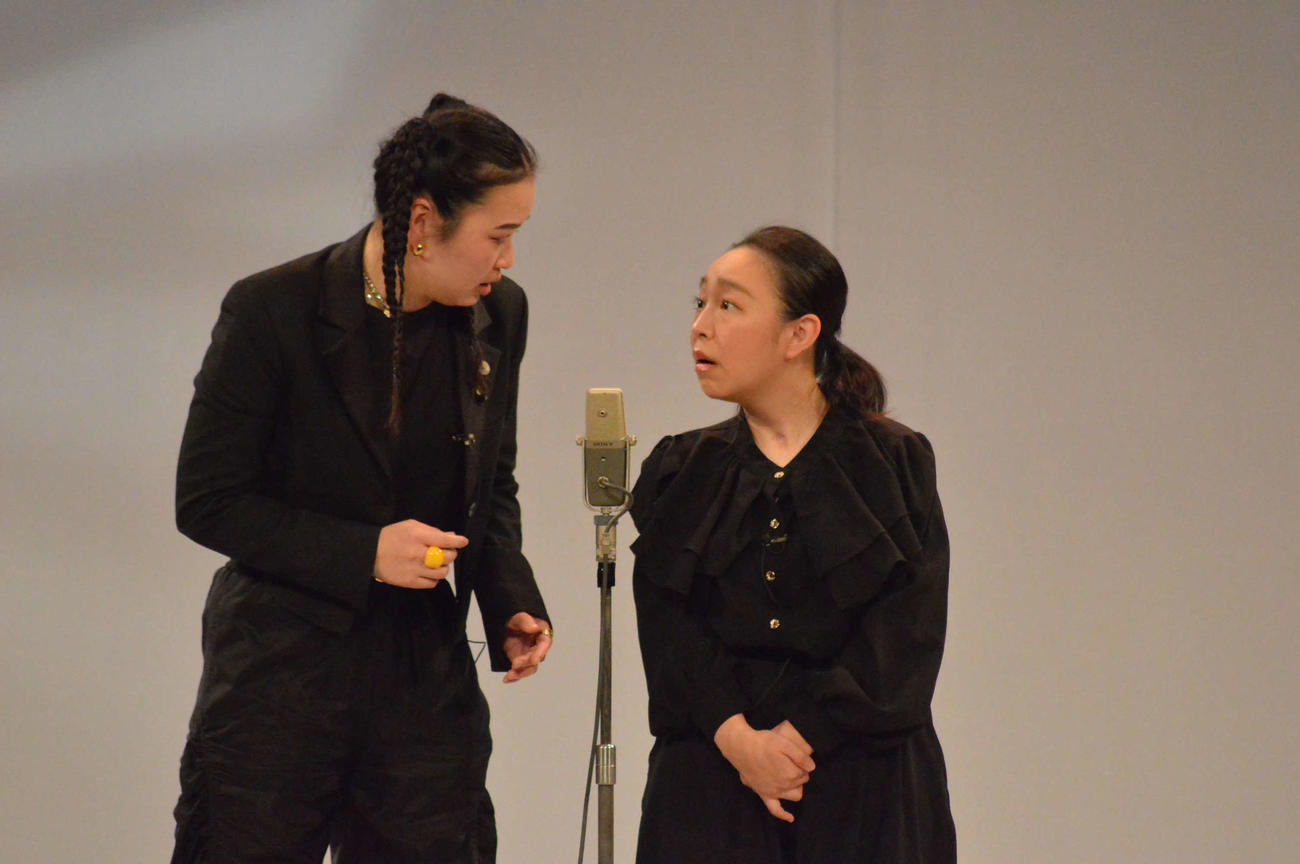 爛々萌々（左）の単独ライブにサプライズ出演した相方の大国麗