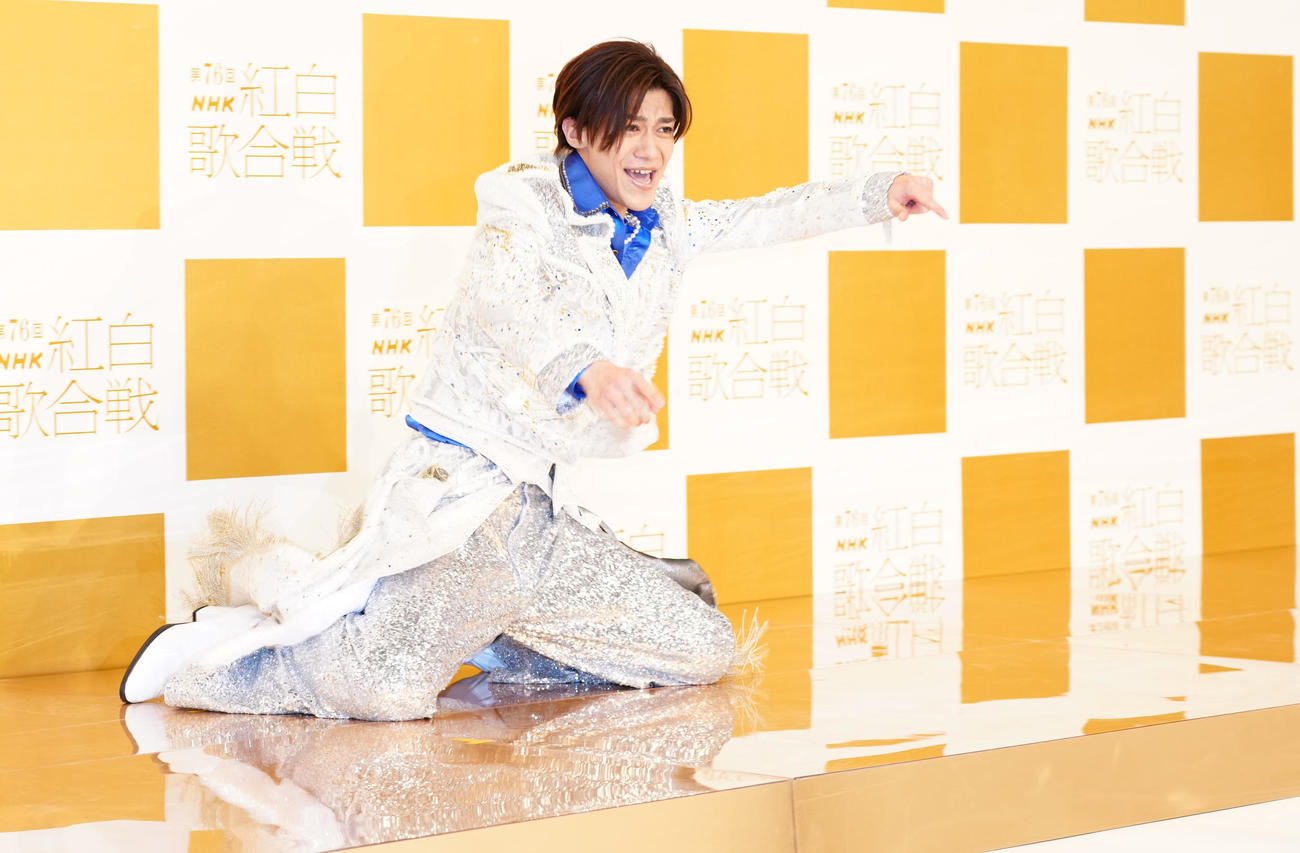 膝スライディングで登場した新浜レオン（撮影・鈴木みどり）