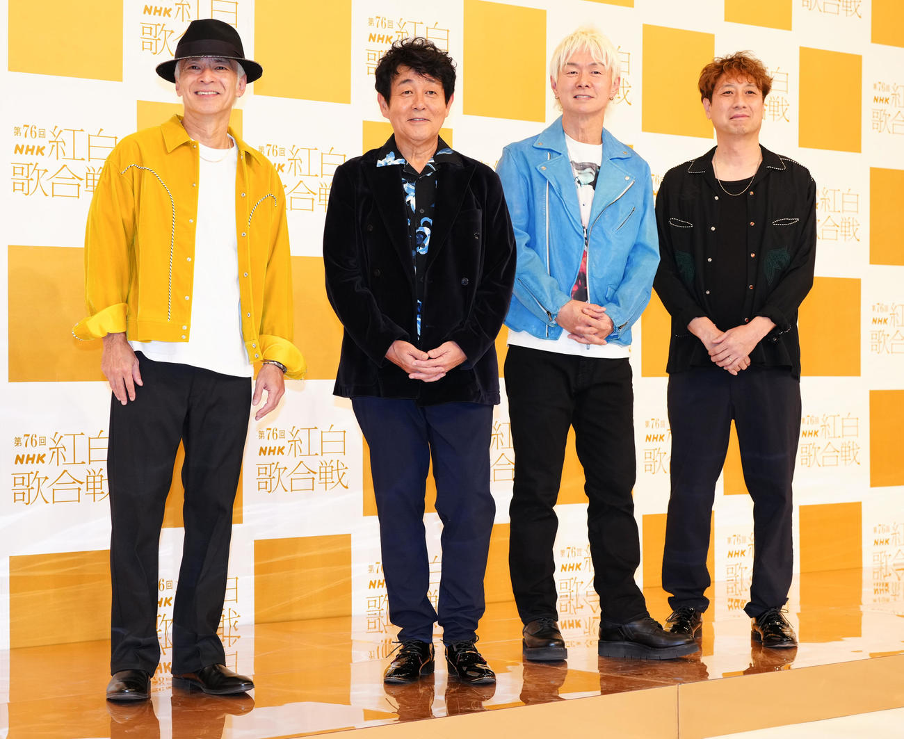 笑顔で写真に納まるTUBE。左から角野秀行、前田亘輝、春畑道哉、松本玲二（撮影・鈴木みどり）