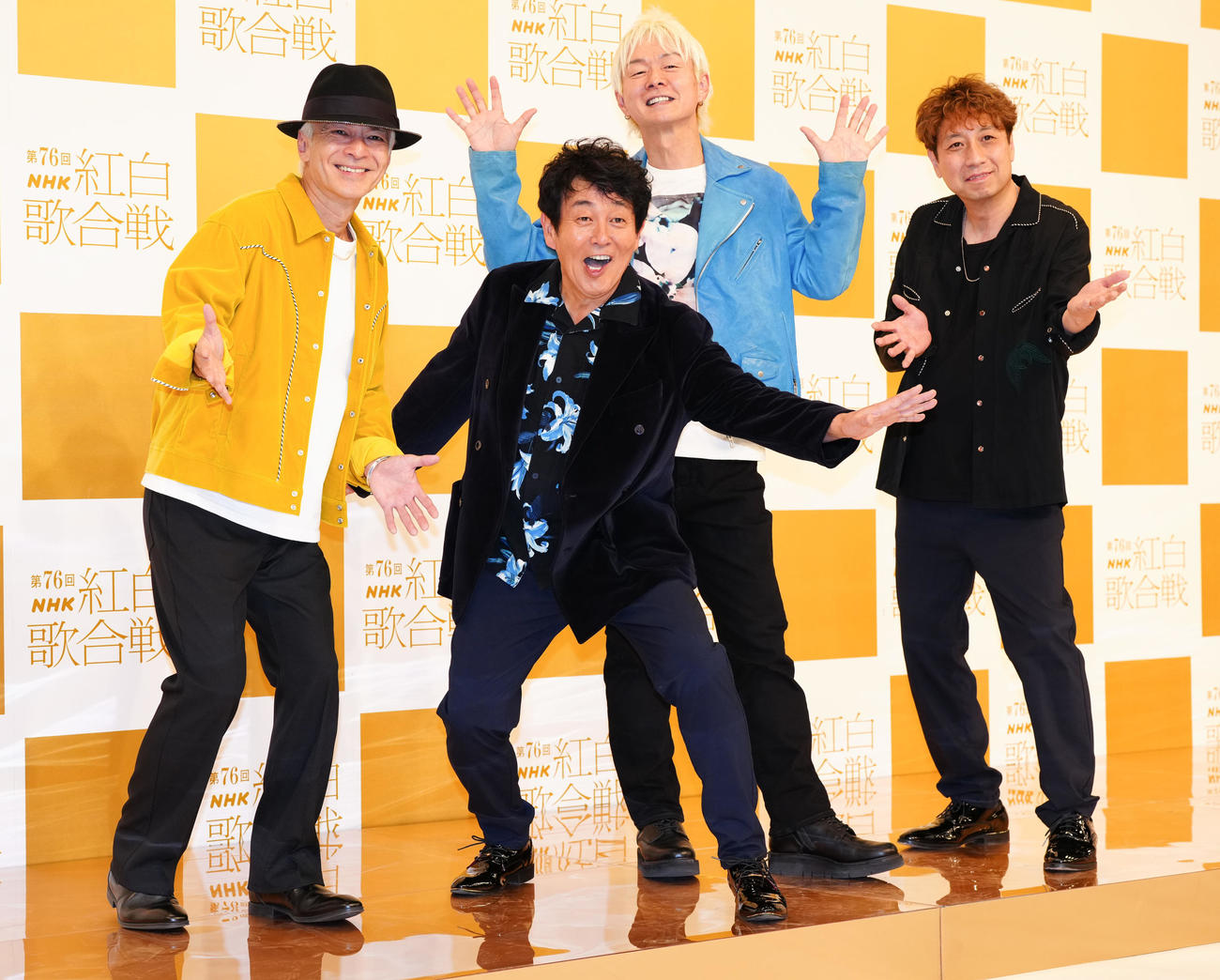 笑顔で写真に納まるTUBE。左から角野秀行、前田亘輝、春畑道哉、松本玲二（撮影・鈴木みどり）