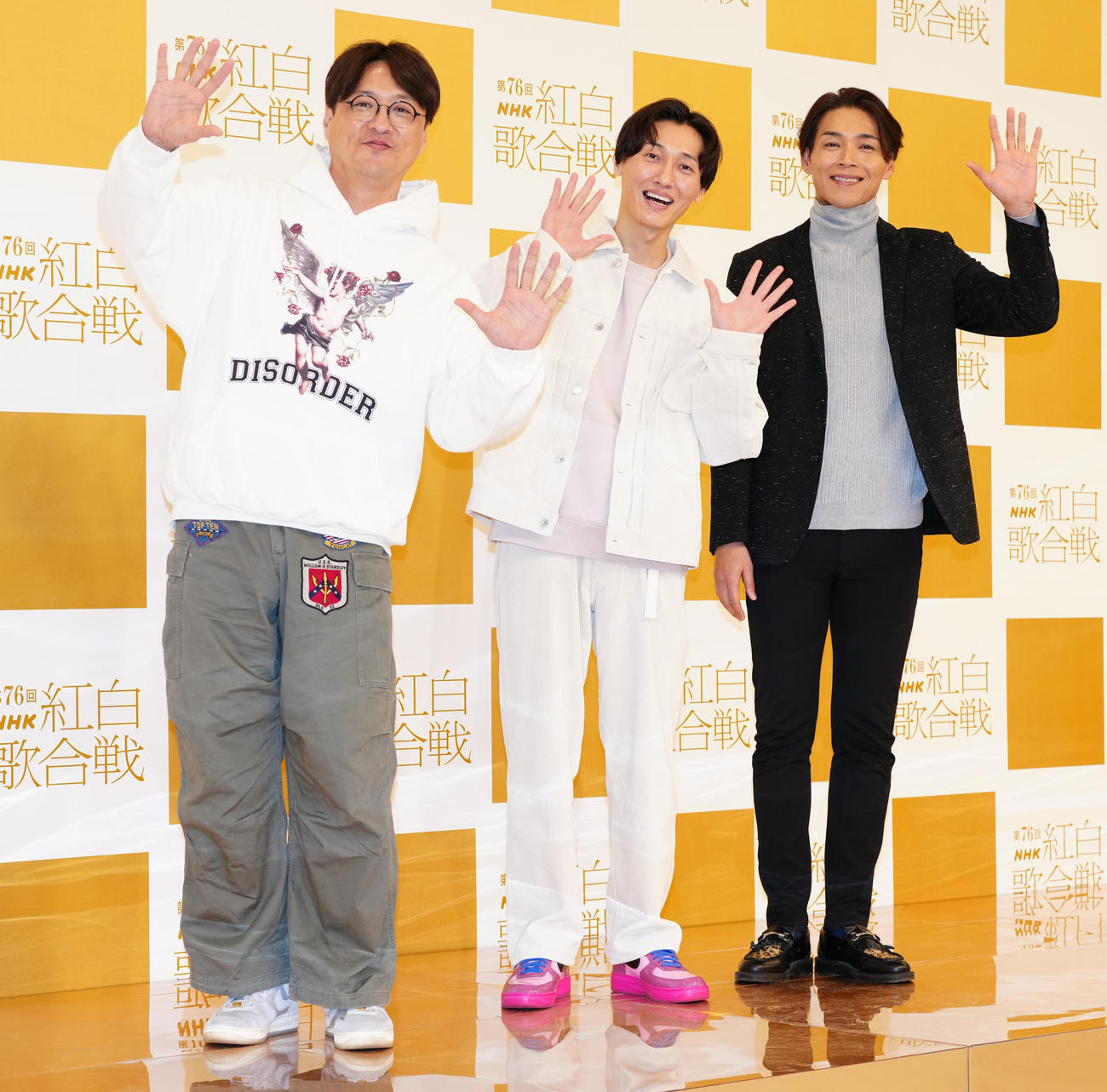 笑顔で写真に納まる純烈。左から酒井一圭、後上翔太、白川裕二郎（撮影・鈴木みどり）