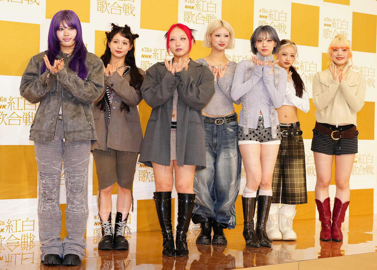 笑顔で写真に納まるHANA。左からNAOKO、KOHARU、CHIKA、MOMOKA、JISOO、YURI、MAHINA（撮影・鈴木みどり）
