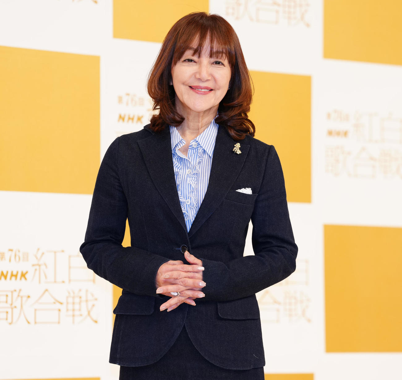 笑顔で写真に納まる岩崎宏美（撮影・鈴木みどり）