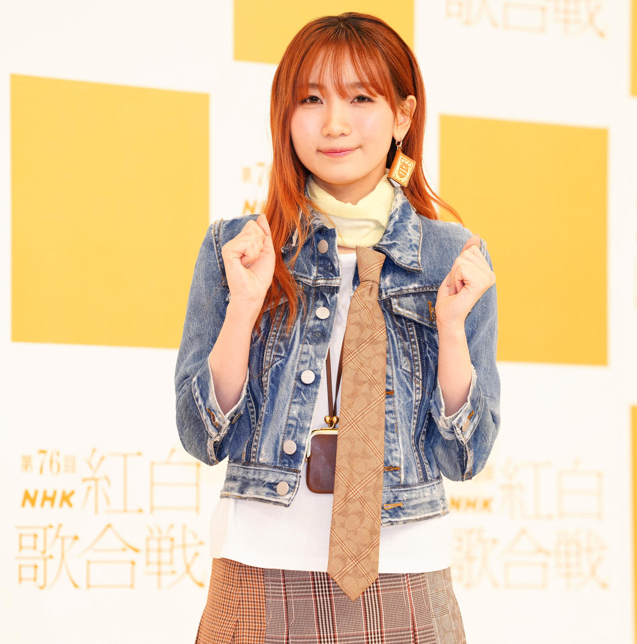 笑顔で写真に納まる幾田りら（撮影・鈴木みどり）