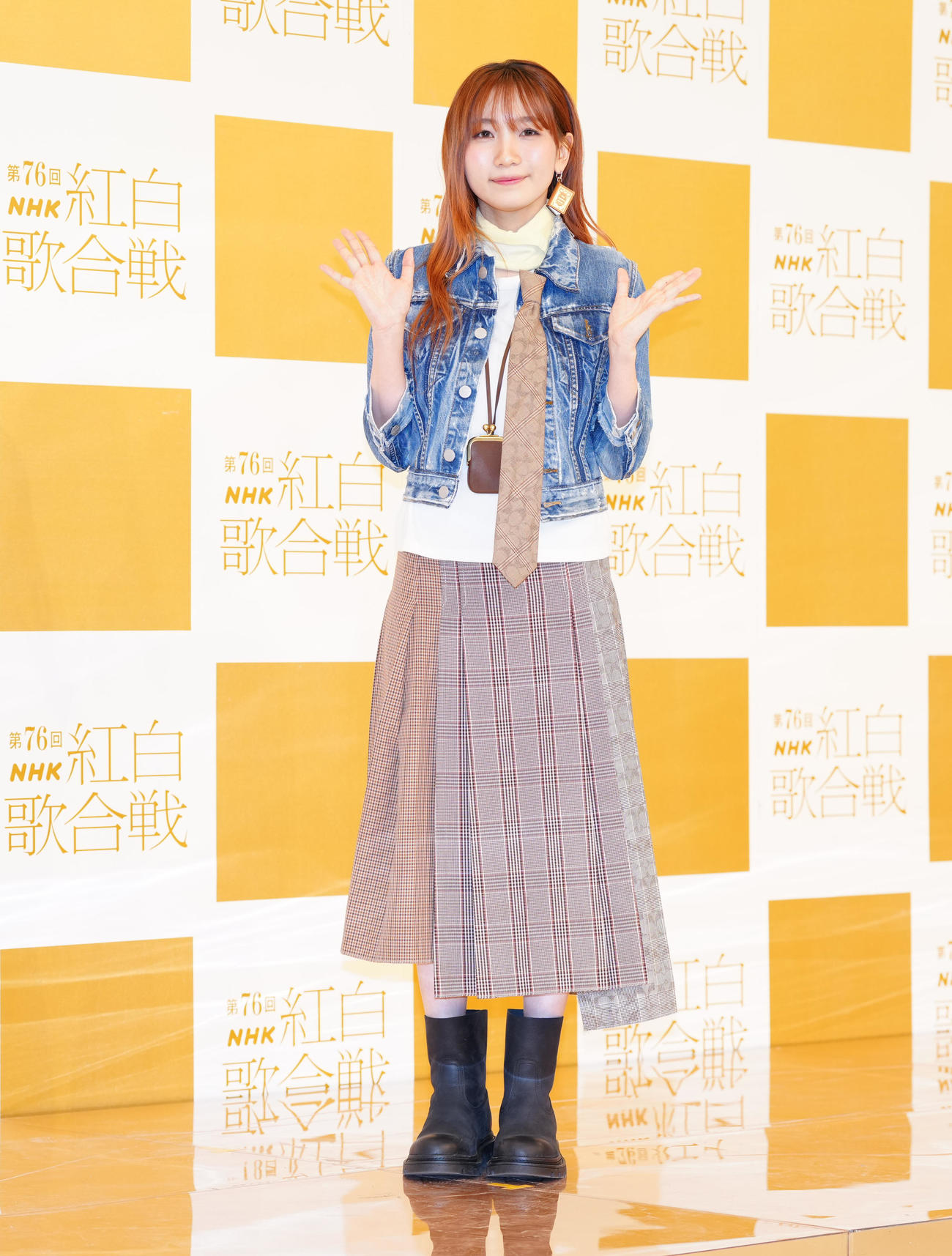 笑顔で写真に納まる幾田りら（撮影・鈴木みどり）