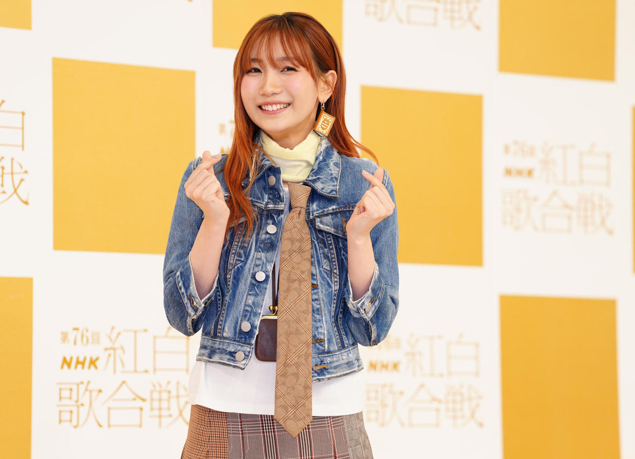 笑顔で写真に納まる幾田りら（撮影・鈴木みどり）