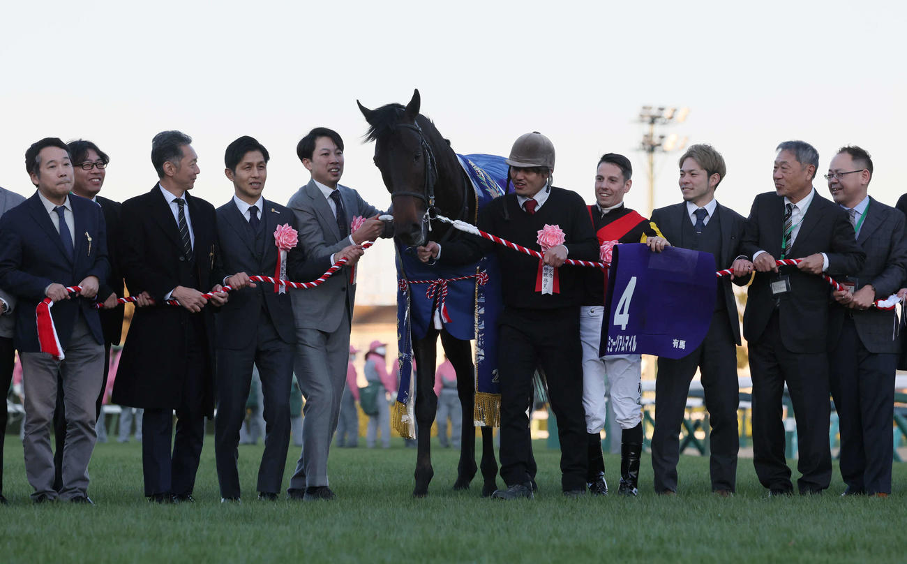 有馬記念を制したミュージアムマイルの口取りをする高柳大師、C・デムーロ騎手と関係者（撮影・丹羽敏通）