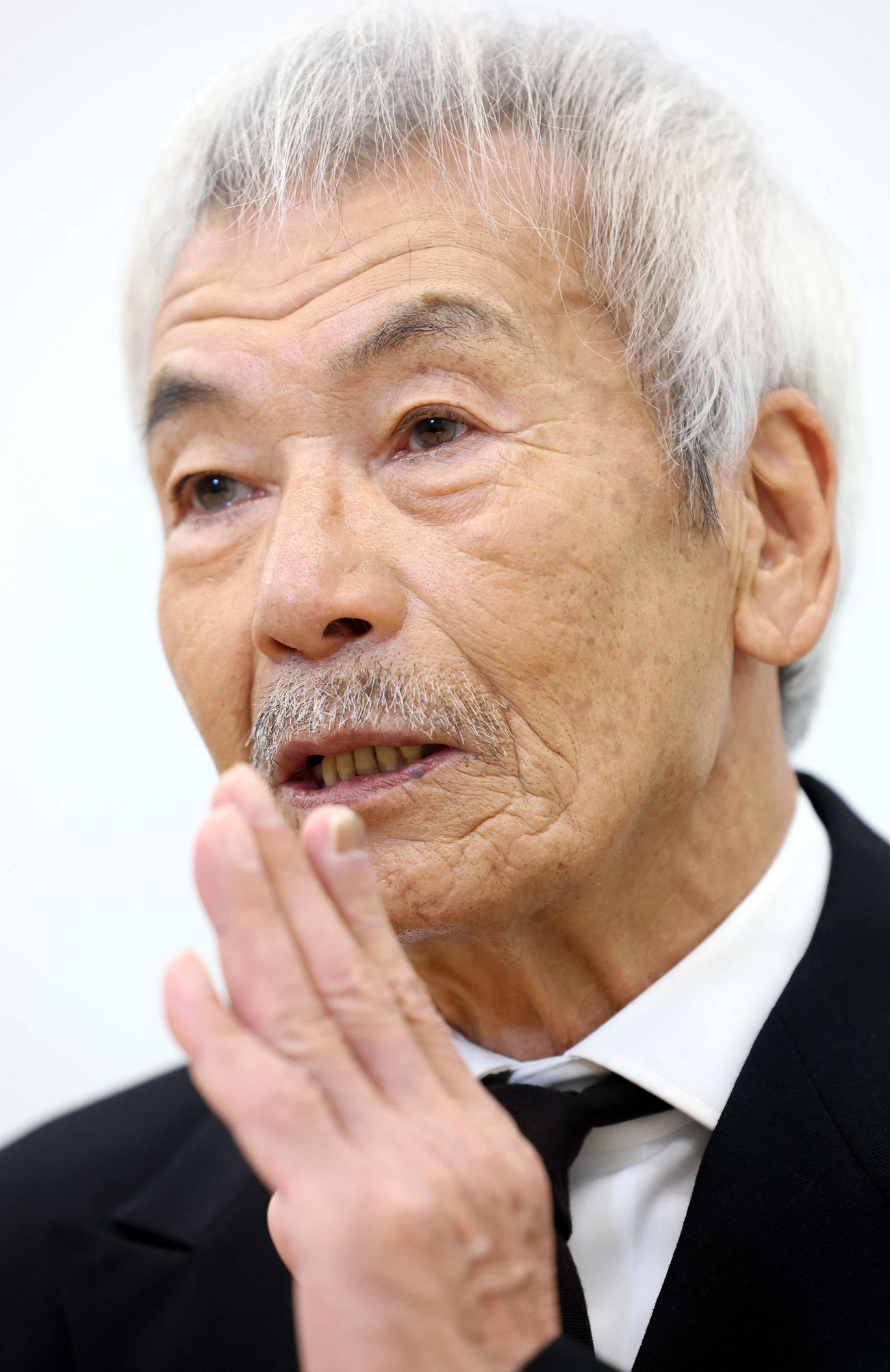 助演男優賞を受賞した田中泯は手振りで思いを語る（2025年12月撮影）