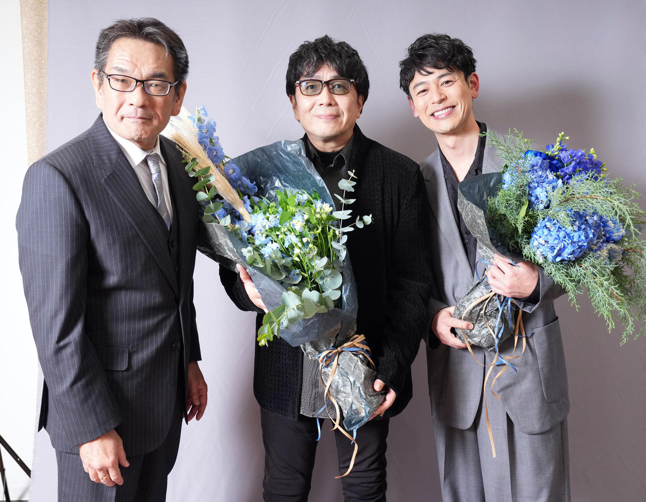 石原裕次郎賞を受賞し記念撮影に納まる、大友啓史監督（中央）と妻夫木聡。左はプレゼンターの石原邦彦社長（2025年12月撮影）