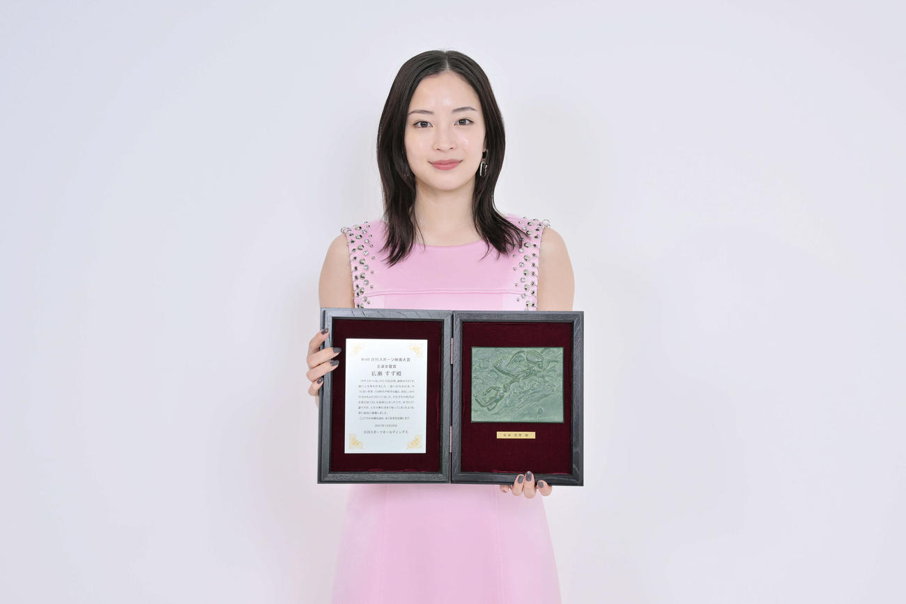 主演女優賞を授賞し盾を手にする広瀬すず（2025年12月撮影）