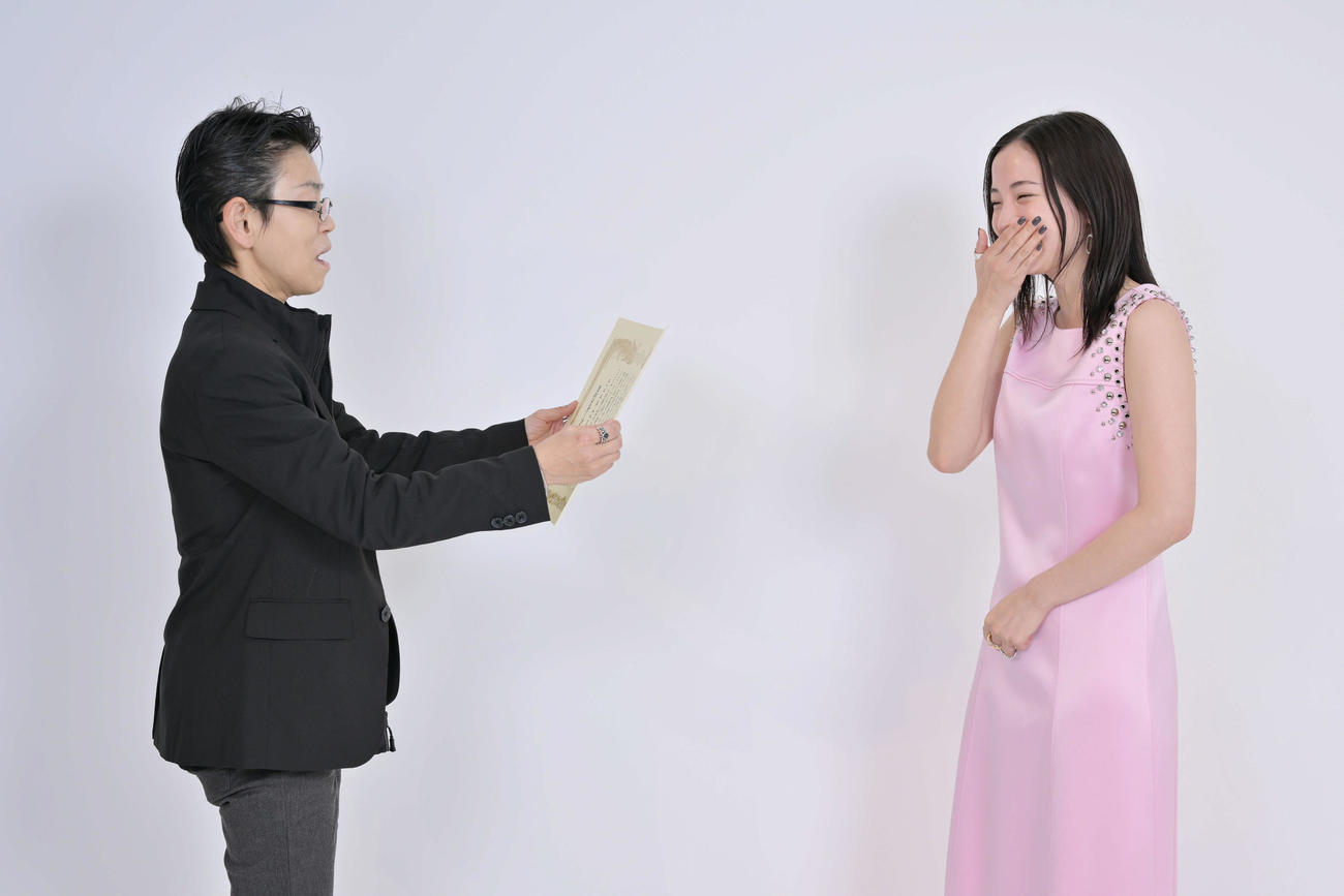 主演女優賞を授賞した広瀬すず（右）は文化社会部村上久美子部長の読み上げる賞状の主文に思わず笑顔を見せる（2025年12月撮影）
