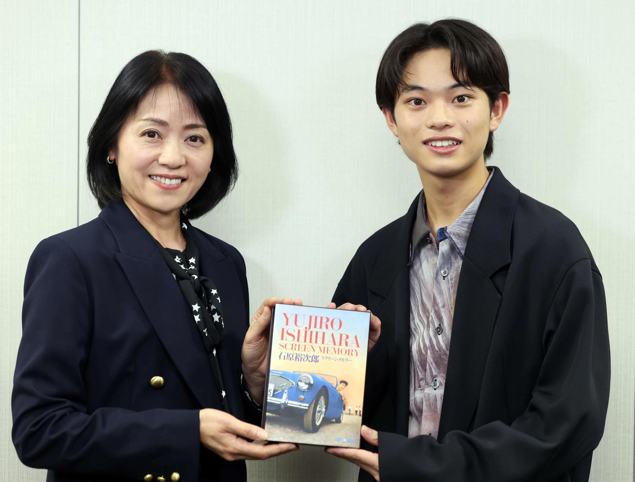 石原裕次郎新人賞を受賞した黒川想矢（右）はテイチク高野香代子さんと記念撮影（撮影・浅見桂子）
