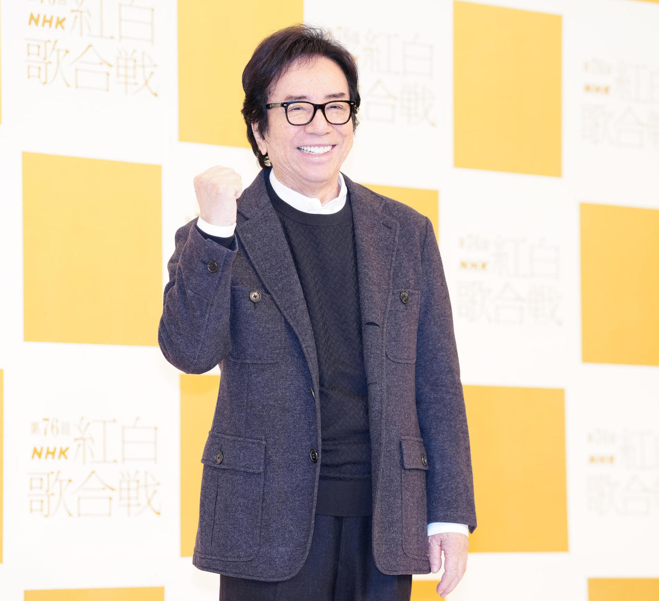 笑顔で写真に納まる布施明（撮影・鈴木みどり）