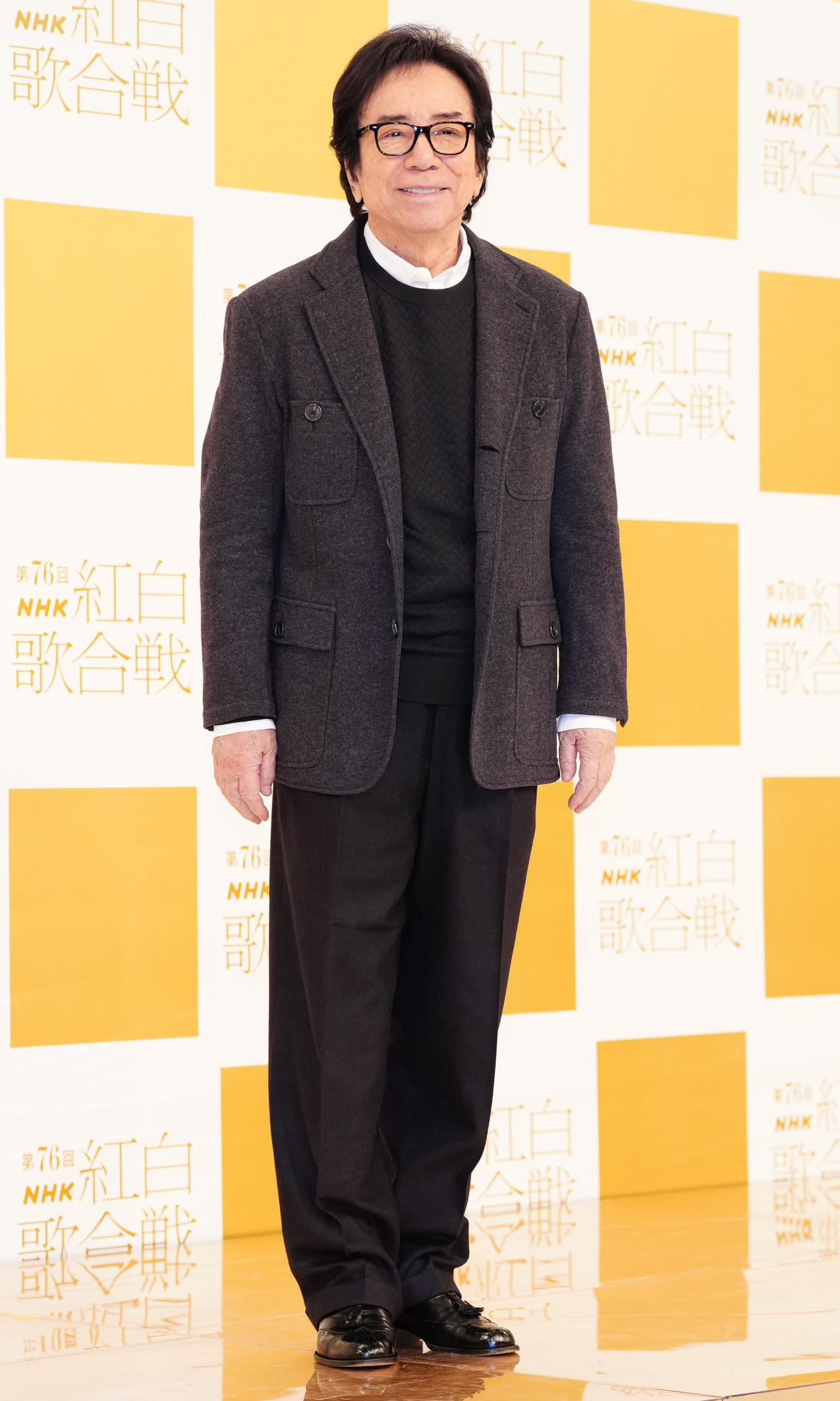 笑顔で写真に納まる布施明（撮影・鈴木みどり）
