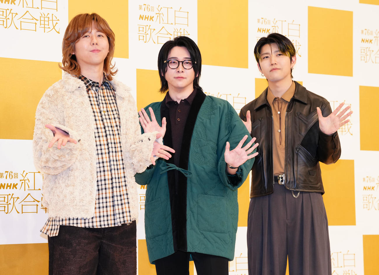 笑顔で写真に納まるMrs．　GREEN APPLE。左から藤澤涼架、大森元貴、若井滉斗（撮影・鈴木みどり）
