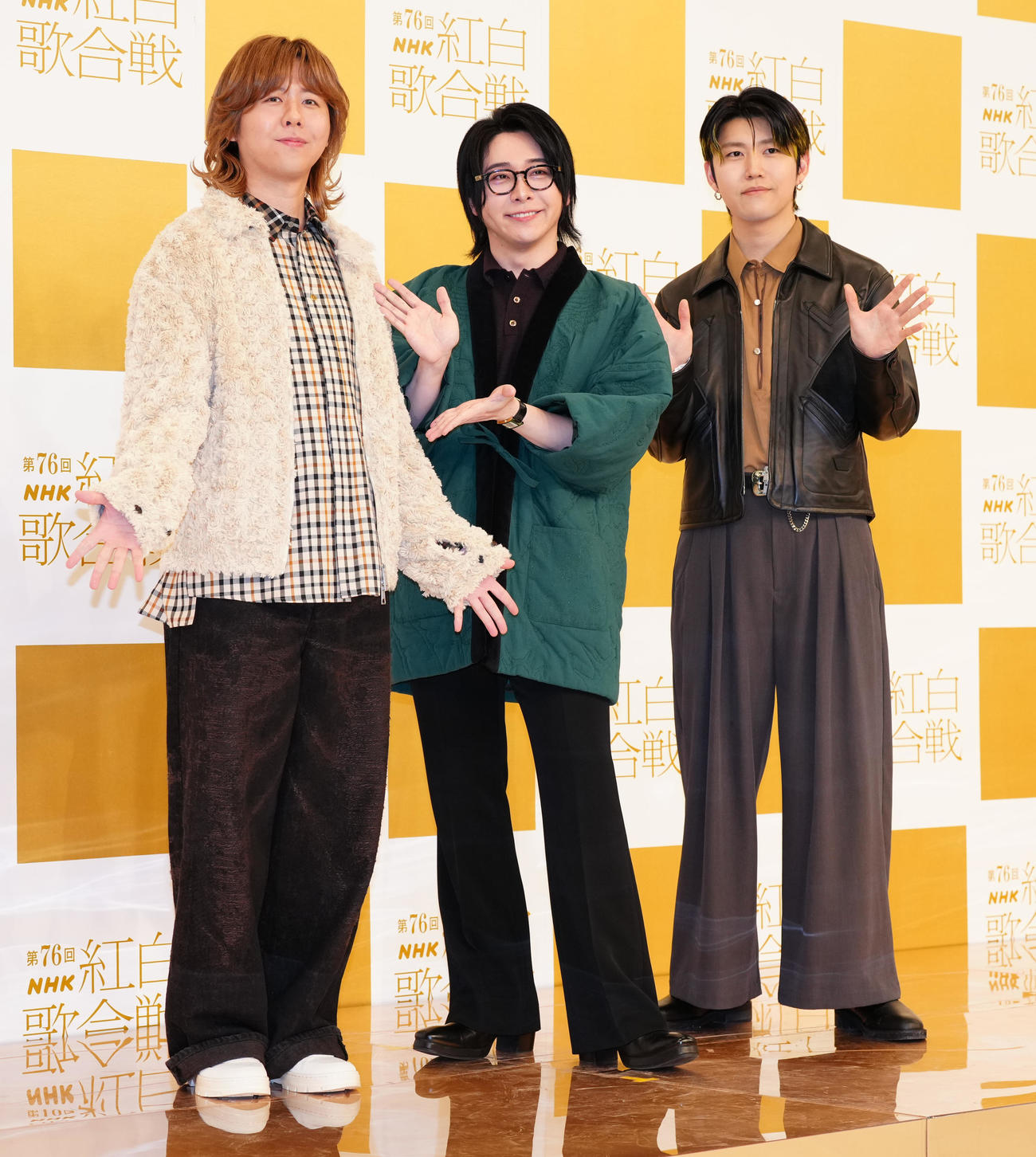 笑顔で写真に納まるMrs．　GREEN APPLE。左から藤澤涼架、大森元貴、若井滉斗（撮影・鈴木みどり）